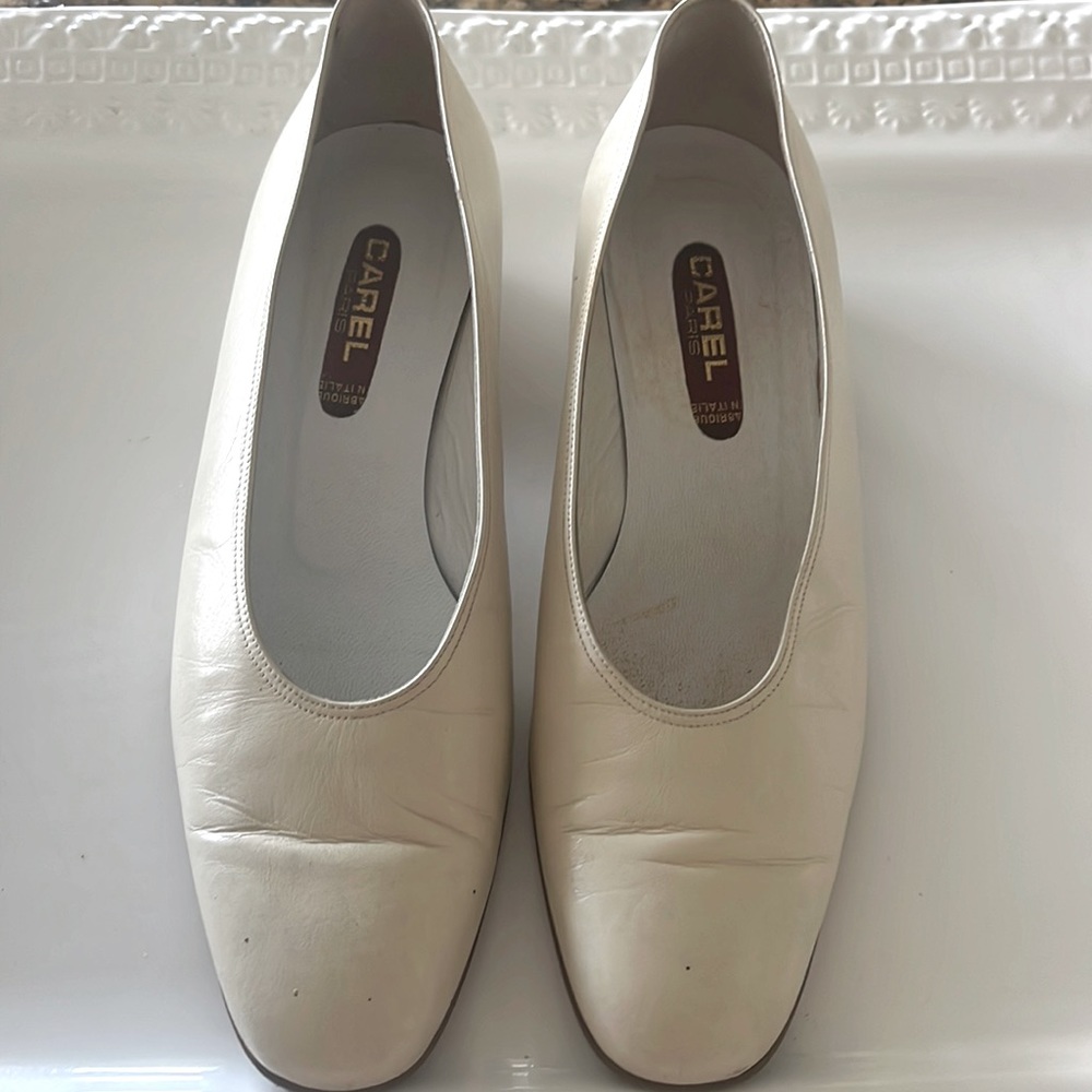 Carel Paris cream colored leather slip on heeled shoes 8.5